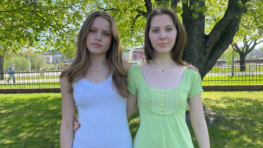 Thea och Claudia saknar skolans rutiner under sommarlovet. 