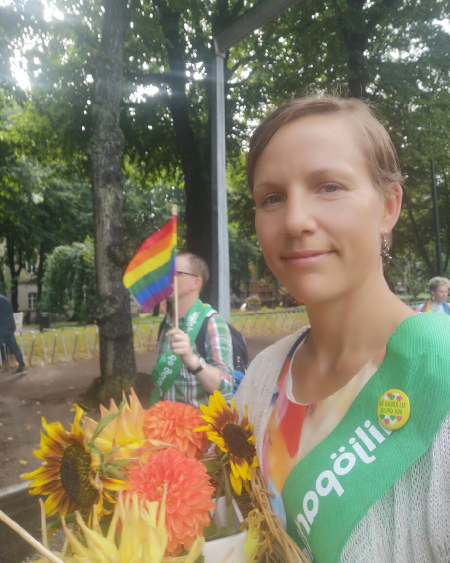 Madelene Håkansson vill att alla ska ha rätt till billig och bra kollektivtrafik. 
– Personer som är beroende av bil kan få riktad hjälp i form av glesbygdsstöd, säger hon.