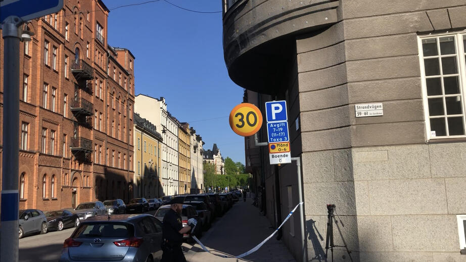 En polis plockar ned avspärrningen vid Storgatan vid 07:30