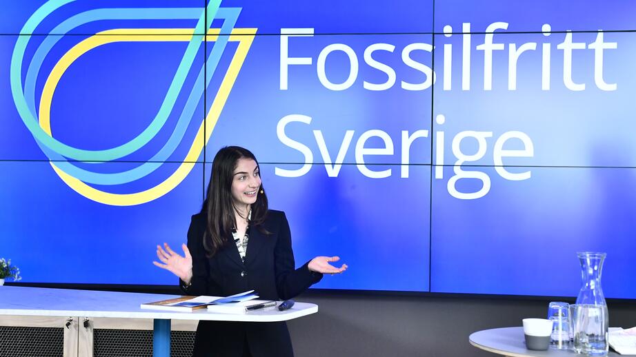 Klimatminister Romina Pourmokhtari driver på för ett fossilfritt Sverige.