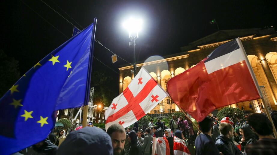 Demonstrationer utanför det georgiska parlamentet i början av maj.