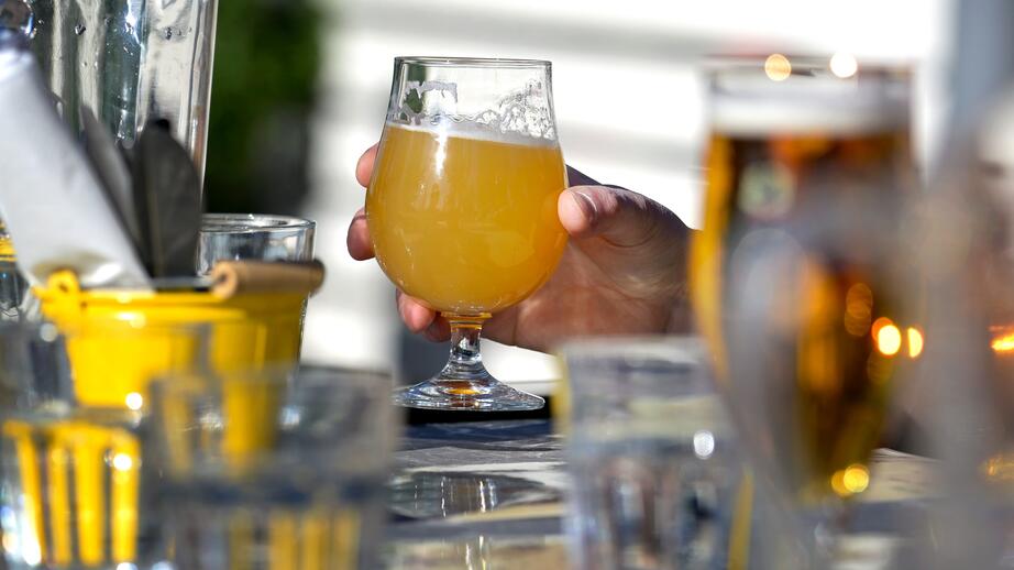 Färre ungdomar än någonsin dricker alkohol. 