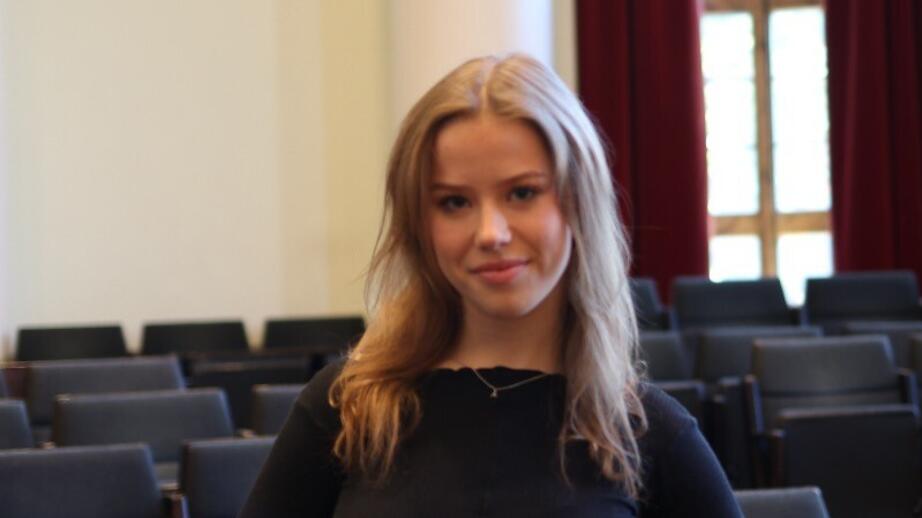 Alma Sgouridis pluggar på Handelshögskolan i Stockholm, en kvart från hennes familjehem där hon bor.