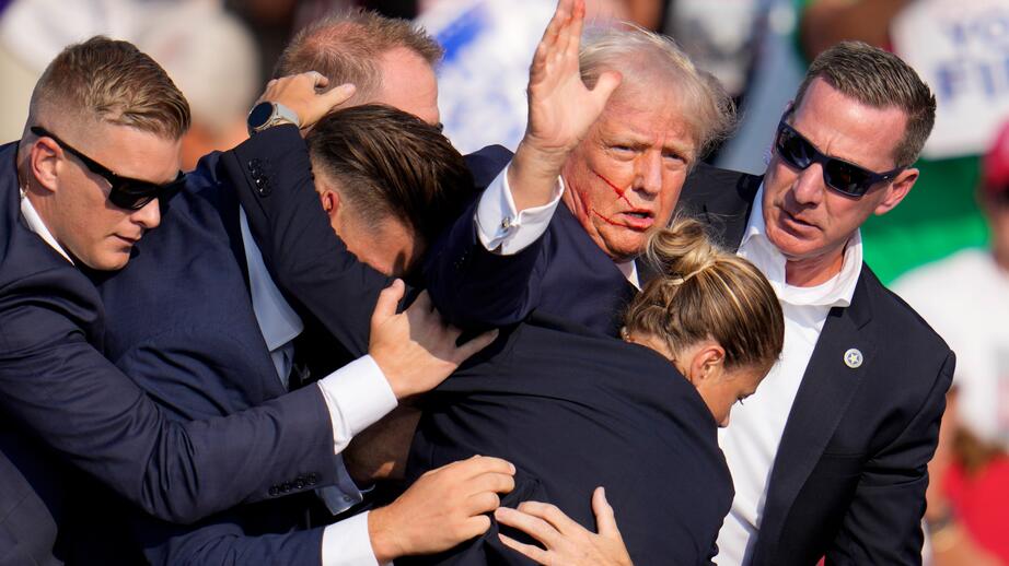 Donald Trump omgiven av agenter från Secret Service