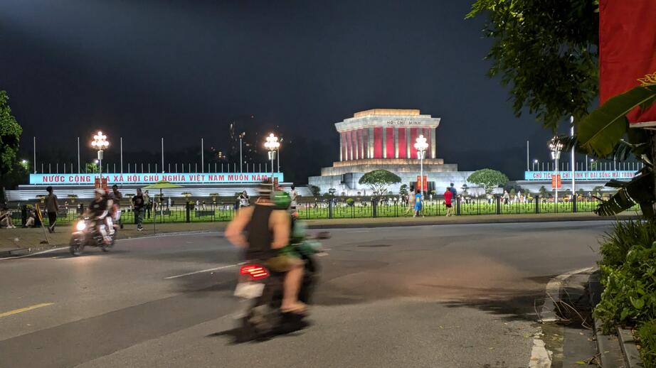 Motorcykel- och vespatrafik är mycket vanlig i Vietnam. I bakgrunden syns Ho Chi Minhs mausoleum (viloplats).