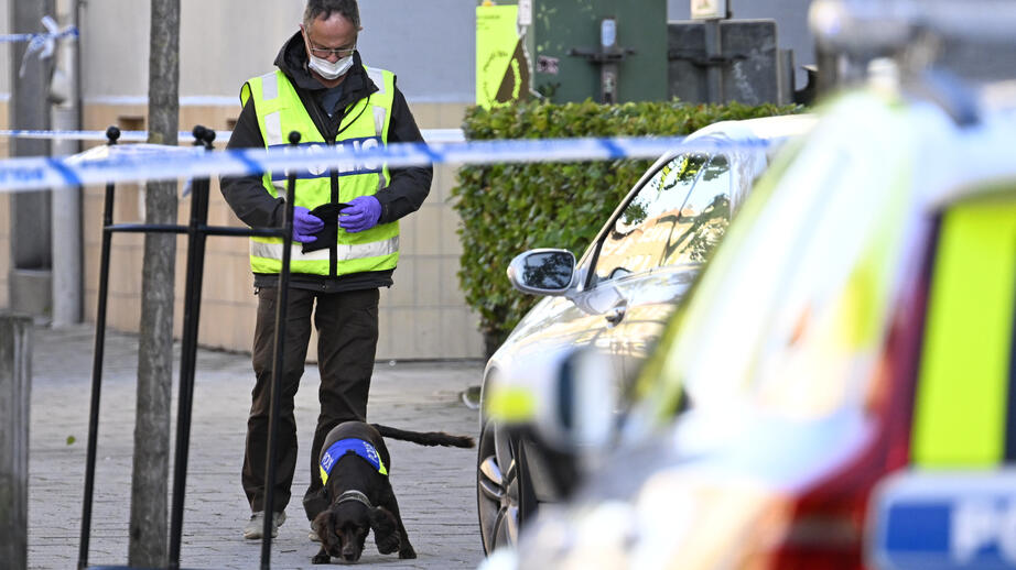 Polisen undersöker brottsplatsen, som är avspärrad.