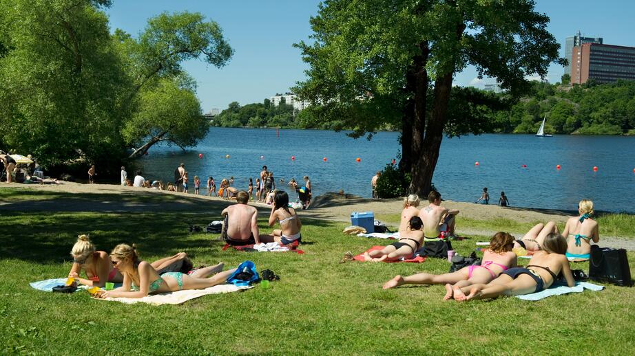 Badstranden på Långholmen, ett populärt ställe för de som hemmasemestrar.