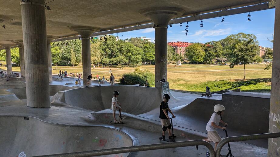 Skateparken i Rålambshovsparken på Kungsholmen. Här vistas många barn och unga.