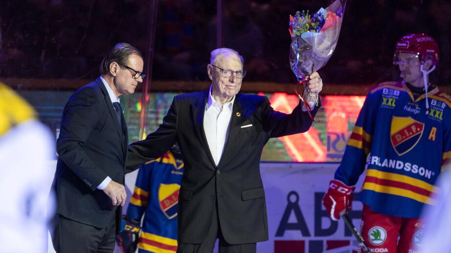 Lasse Björn med blombukett i hand hyllas under en hockeymatch, 2020. 