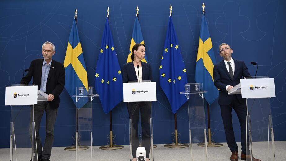 Statsepidemiolog Magnus Gisslén, vikarierande generaldirektör för Folkhälsomyndigheten Olivia Wigzell och socialminister Jakob Forssmed (Kristdemokraterna) håller en pressträff för att informera om läget kring mpox.