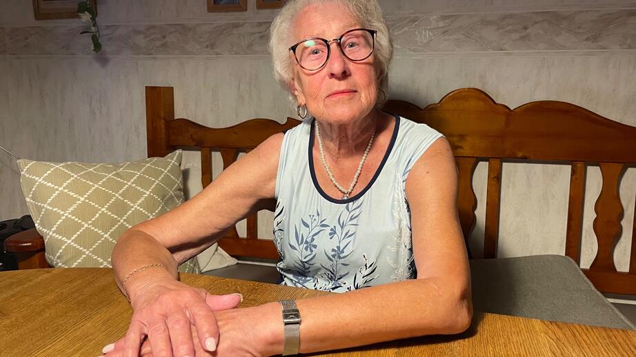 Elly Amnehagen, 79 år, hemma i sitt kök.
