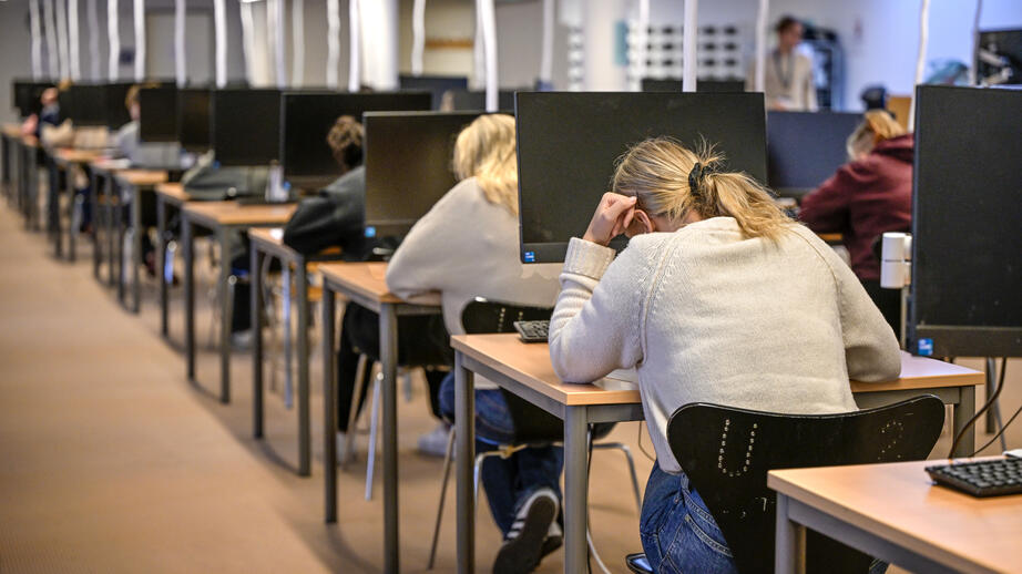 De flesta studenter finansierar sina studier med lån från CSN.