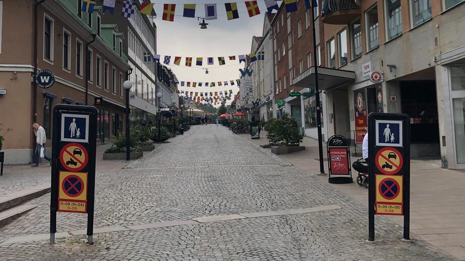 Gågatan. Här är det förbud mot trafik med annat motordrivet fordon än moped klass.