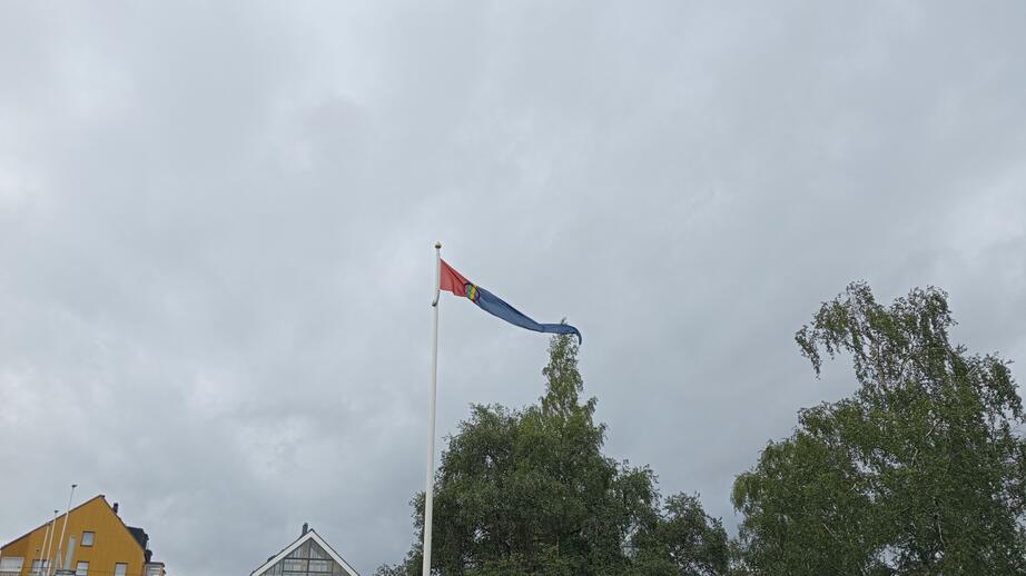 Den samiska flaggan, utanför det sydsamiska kulturcentret Gaaltije i Östersund.