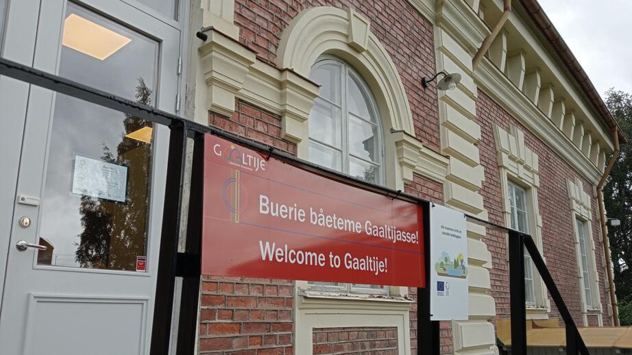 Gaaltijes kulturcentrum ligger i en gammal tullbyggnad i centrala Östersund. På skyltar utanför Gaaltije står information på sydsamiska. 