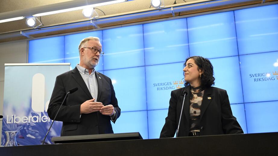Liberalernas partiledare Johan Pehrson presenterar Simona Mohamsson som partiets nya partisekreterare vid en pressträff.