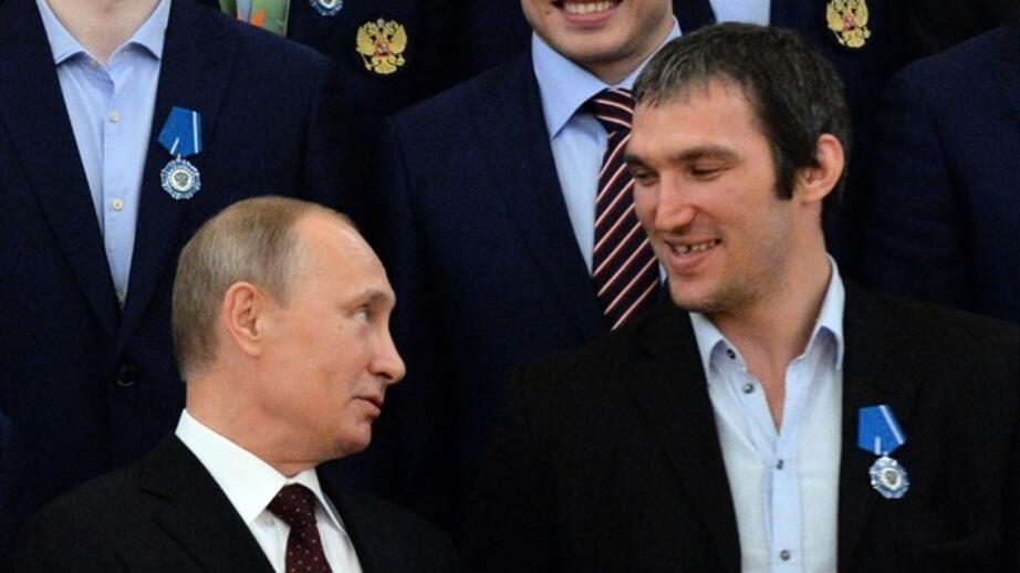Aleksandr Ovetjkin tillsammans med Vladimir Putin under firandet av Rysslands VM-guld 2014.