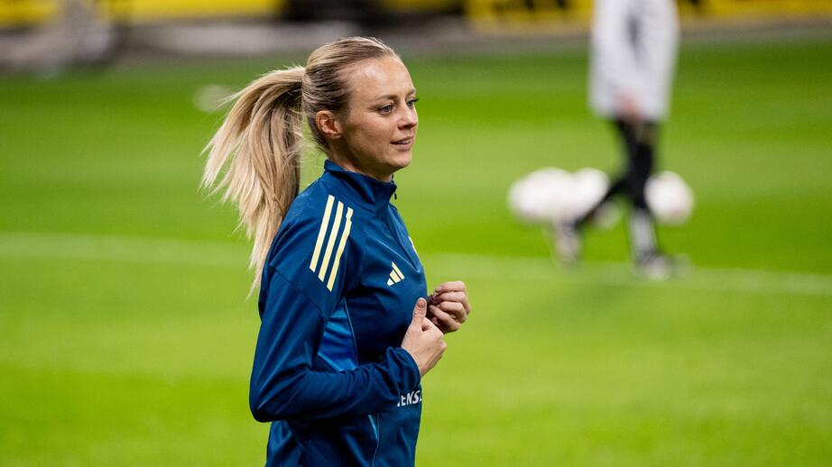 Amanda Ilestedt på en av landslagets träningar under Nations League-samlingen 