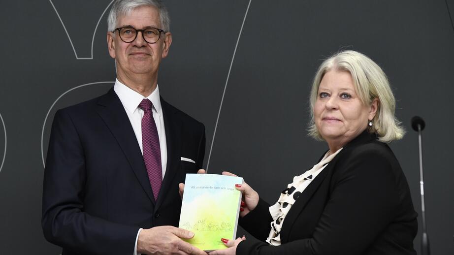 Anders Hagsgård, särskild utredare och Camilla Waltersson Grönvall (M), socialtjänstminister, presenterar ett förslag om en utökad LVU-lagstiftning. 