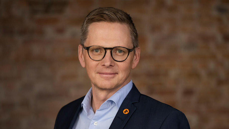 Andreas Mörck, förbundsdirektör på Almega utbildning, är oroad över friskolornas framtid om förslagen går igenom.