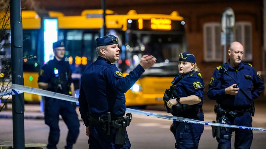 Polisen på plats i Eslöv efter det misstänkta mordförsöket.