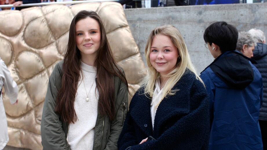 Birgitta Helander, 16 år, till vänster och Viola Holmström, 16 år, till höger.