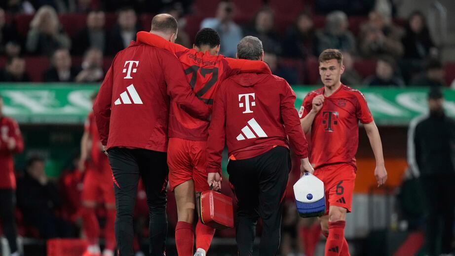 Jamal Musiala får hjälp av planen i matchen mot Augsburg