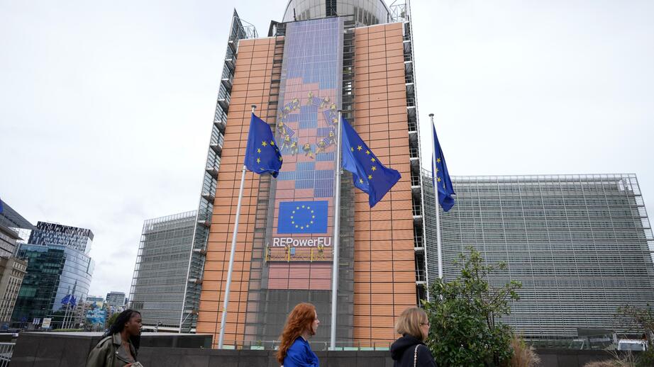Tranbär och tandtråd är några av de produkter som EU vill inför tullar på.