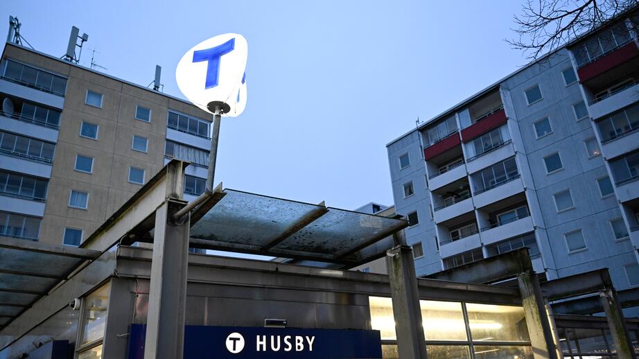 Konstnärerna som ställer ut är mellan 8 till 85 år.