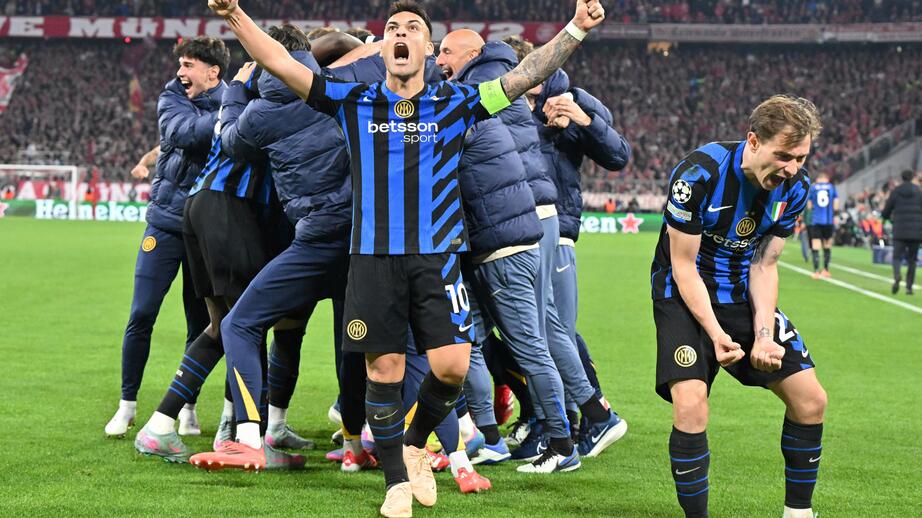 Inters Lautaro Martínez och Nicolo Barella firar vinsten.