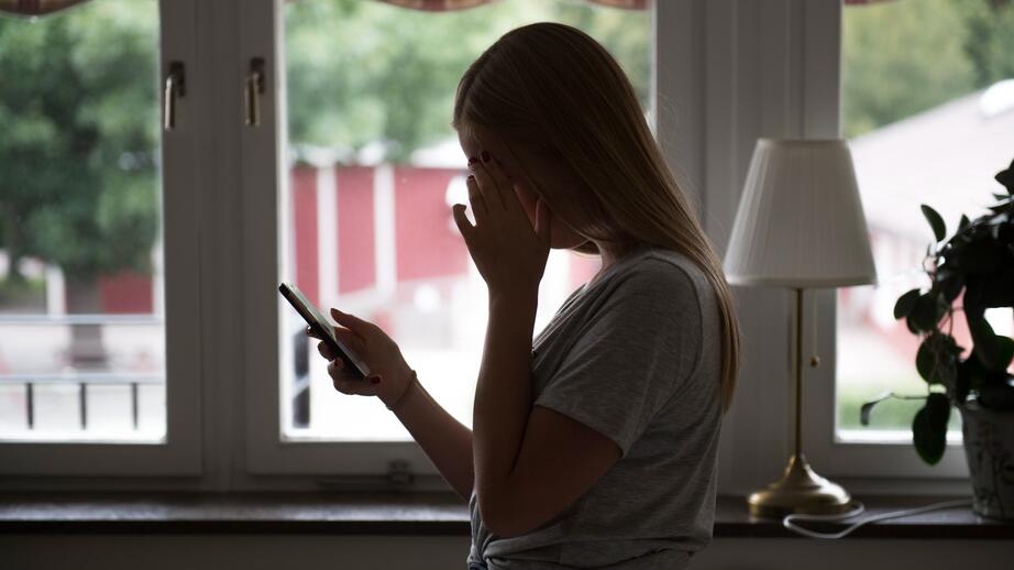 Unga som utsatts för övergrepp online bär ofta på tunga skuldkänslor.