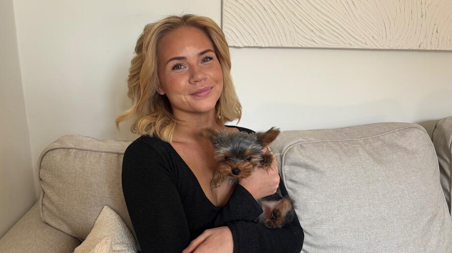 Ulla-Britta Andersson, 25, och hunden Benny.