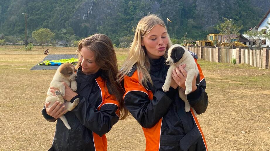 Matilda Skarstedt tillsammans med kompis i Vang Vieng, Laos