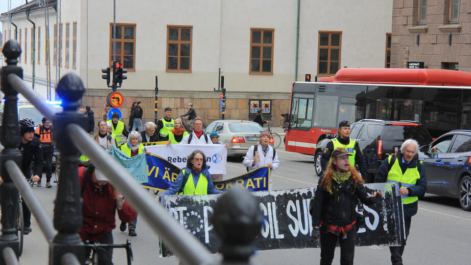 Här demonstrerar Rebellmammorna för klimatet på Södermalm i Stockholm.
