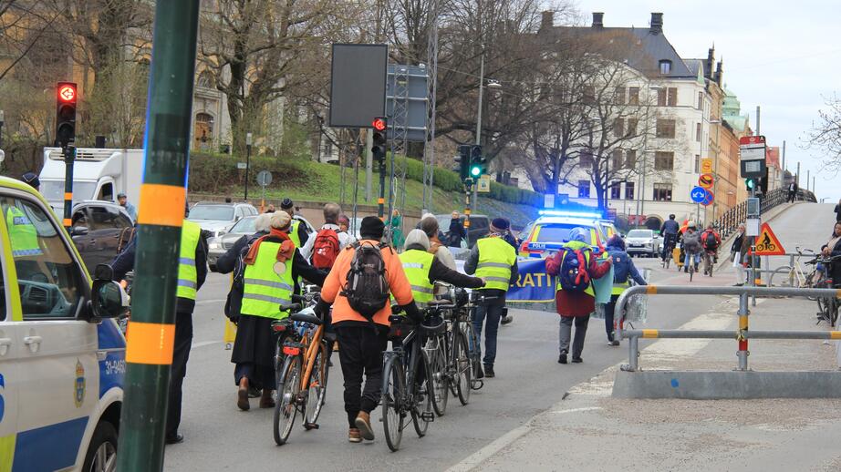 Demonstranterna marscherar längs Hornsgatan.
