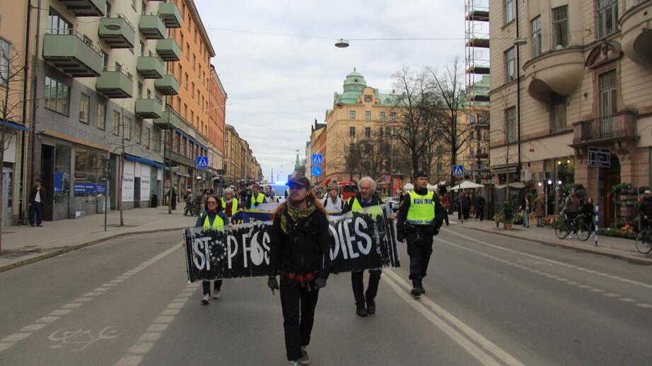 De demonstrerar för sina barn och barnbarns framtid.