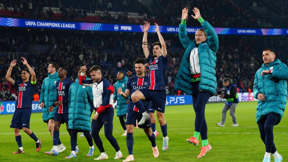 PSG firar tillsammans med supportrarna efter matchen.