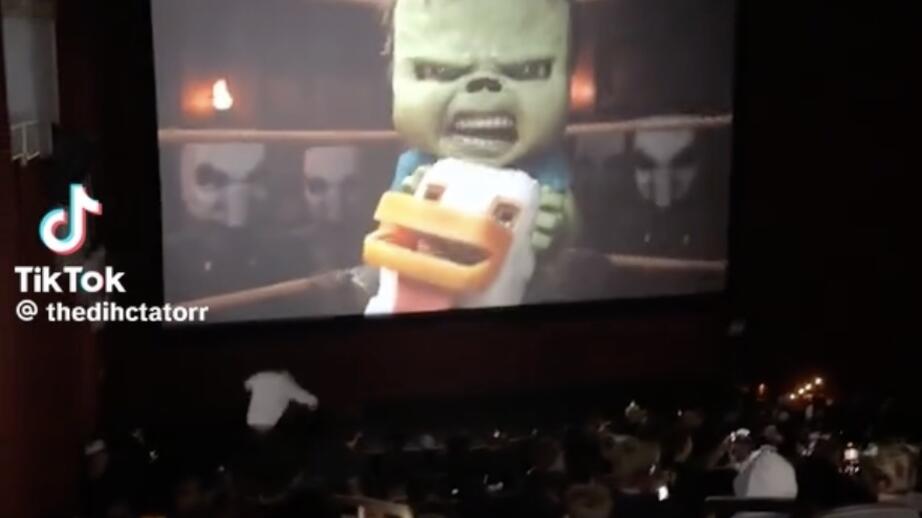 Den nya Tiktok-trenden "Chicken Jockey". Foto: Tiktok