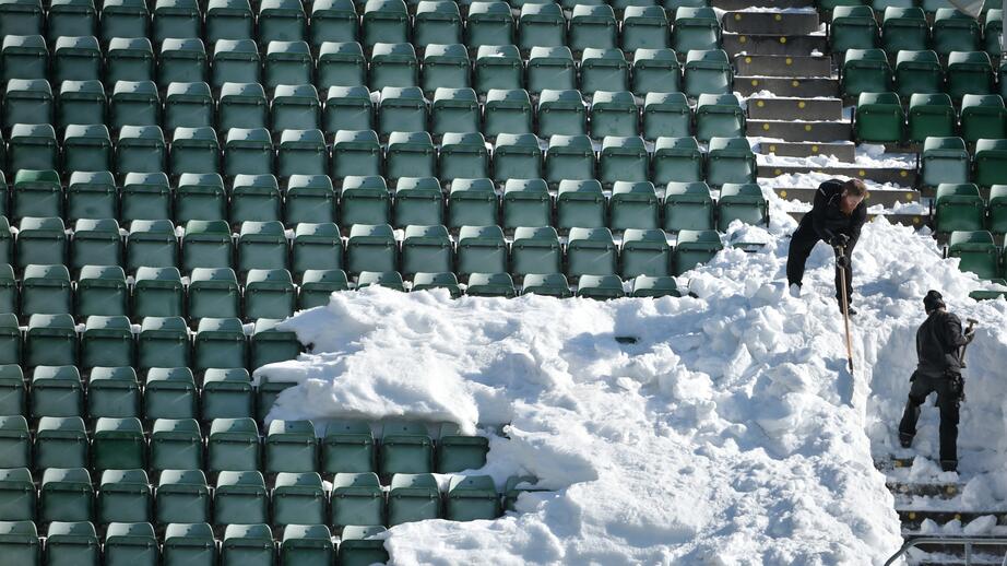 Uefa hoppas att matchen ska spelas trots snökaoset. 