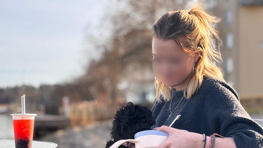 Agnes idag med sin hund Kyra.