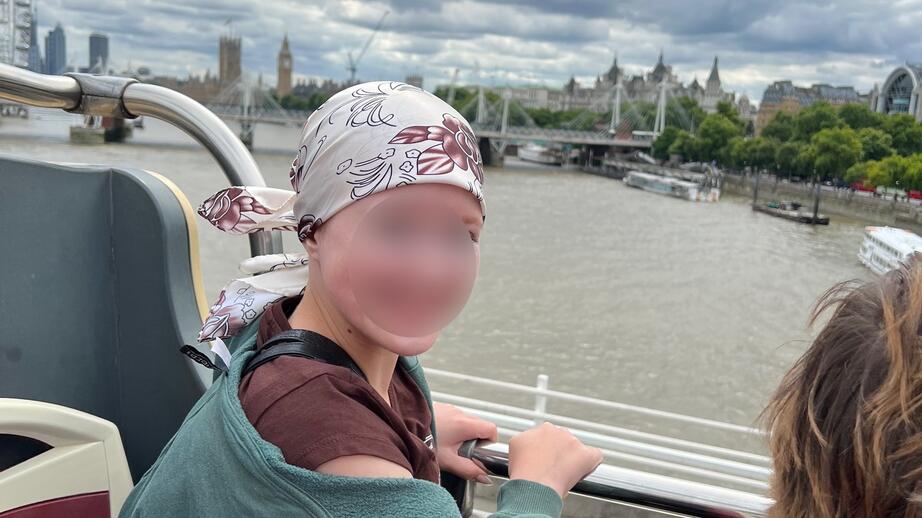 Agnes bärandes på en av sina sjalar i London.