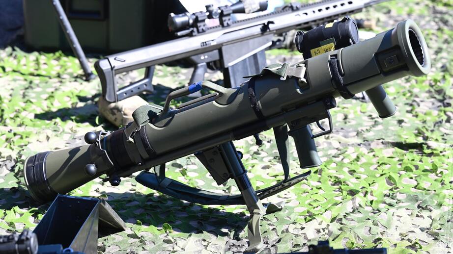 Främre: Granatgevär M86 (GRG) Bakre: Automatgevär 90 (AG90).