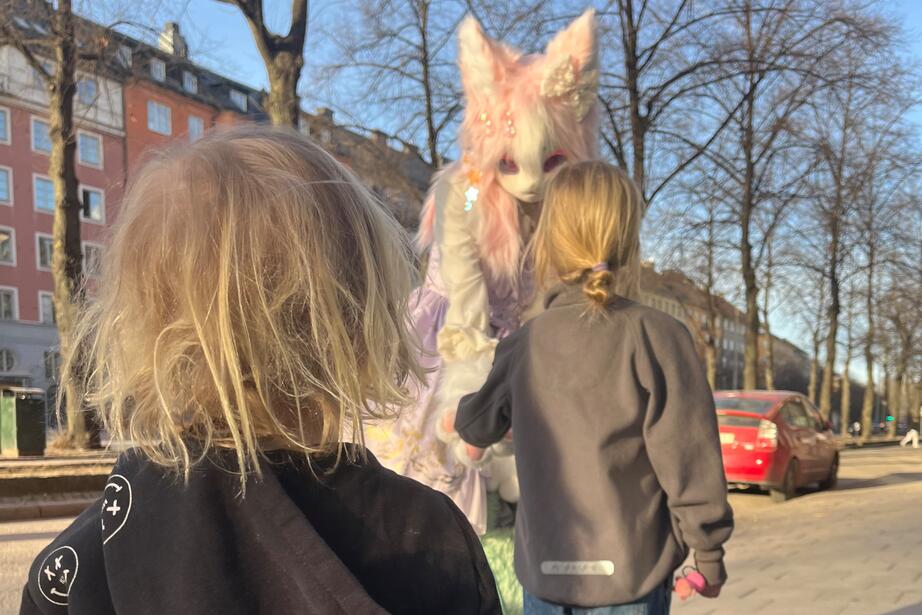 Barnen fascineras av den rosa ökenräven.