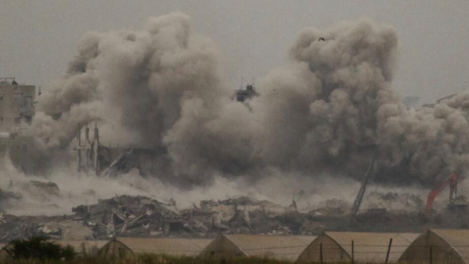 Rök stiger från område i Gaza efter israelisk attack. Bild från 7 april.