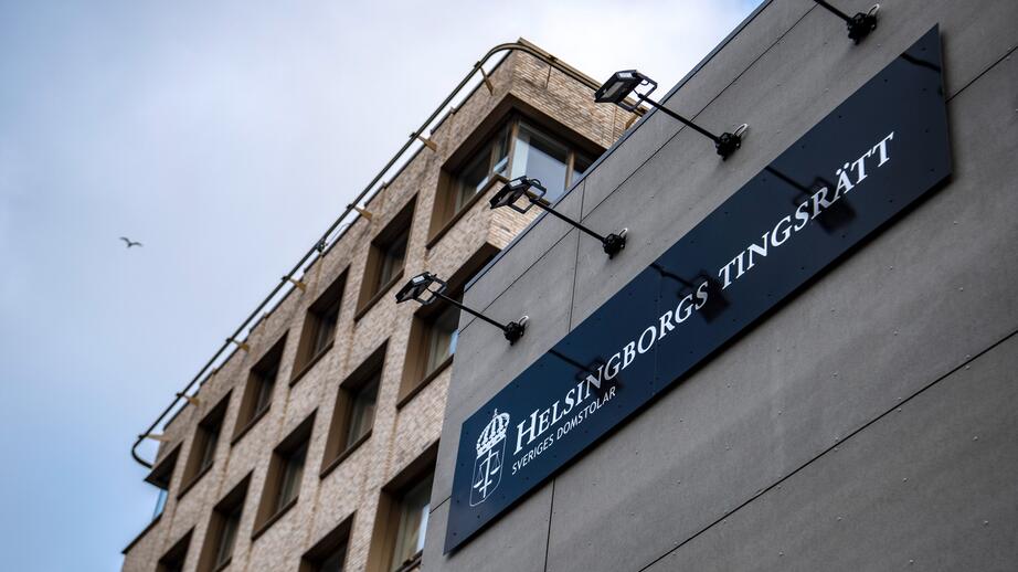 Två män som hotades med uthängning efter sexchatt betalade sammanlagt 860 000 kronor till en kvinna som nu åtalas för grov utpressning. Arkivbild från TT.