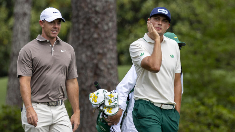 Vinnaren Rory Mcllroy tillsammans med svensken Ludvig Åberg under första dagen av US Masters. 