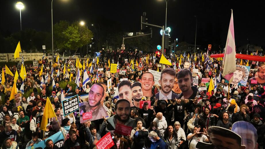 Protest som kräver att gisslan släpps utanför premiärministerns kontor i Jerusalem i mars 2025.
