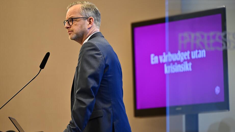 Mikael Damberg på presskonferens.