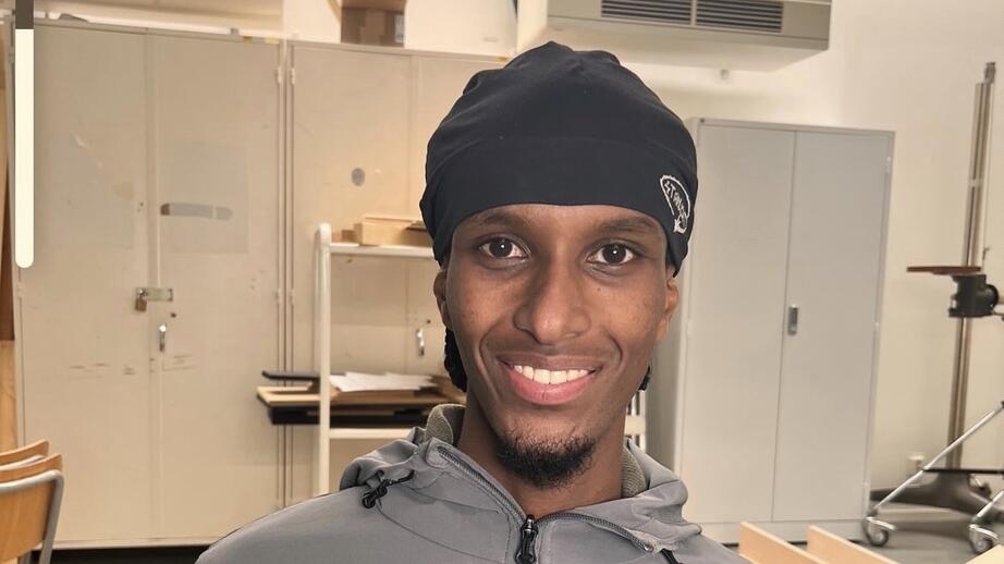 Momo Alikar, youtuber och deltagare i ”Förrädarna” 2025.