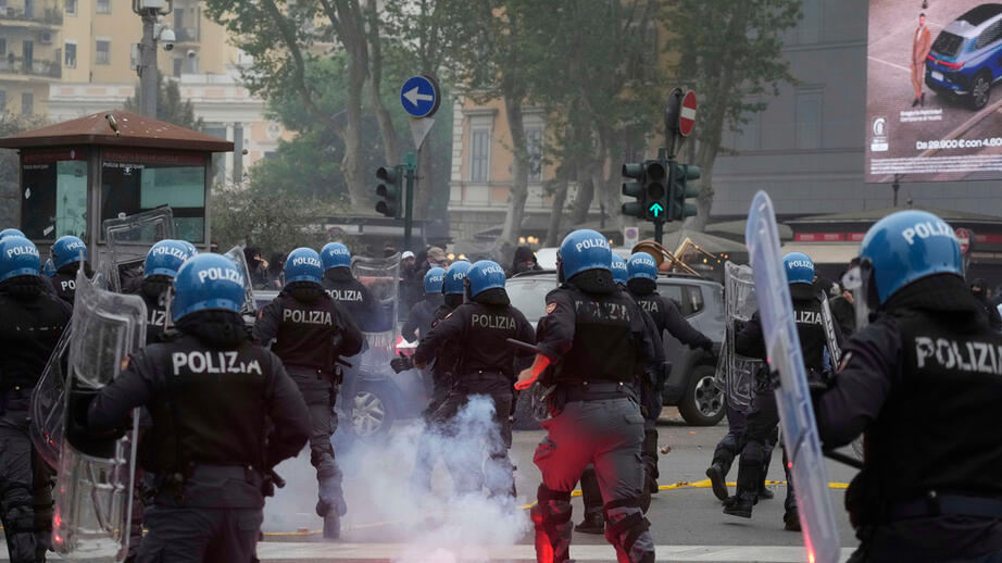 Lazio-anhängare drabbar samman med polisen.